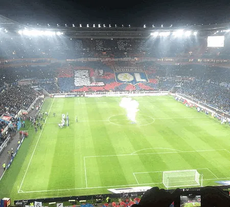 Góc nhìn từ khán đài Groupama Stadium, nơi fan hòa mình vào không khí bóng đá
