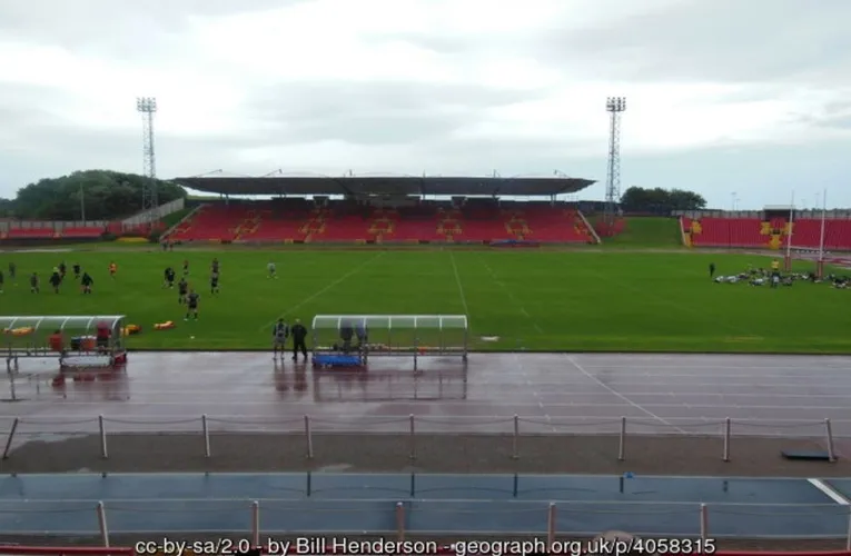 Góc nhìn từ khán đài Main Stand xuống sân Gateshead International Stadium, nơi Gateshead FC thi đấu.