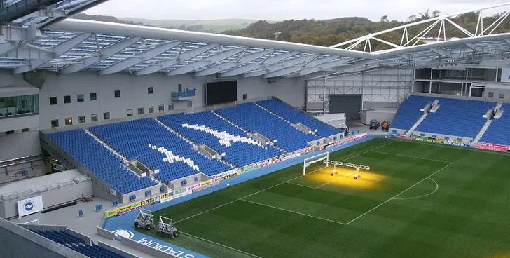 Góc nhìn từ khán đài North Stand tại sân Amex, nơi cổ động viên Brighton thể hiện đam mê