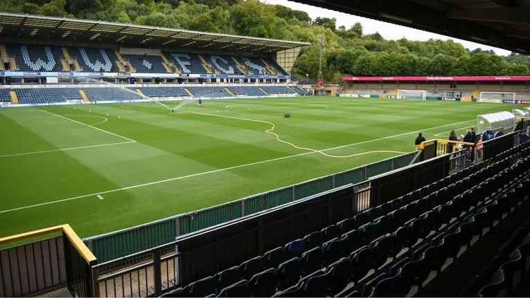 Góc nhìn từ khán đài sân Adams Park, nơi người hâm mộ cổ vũ cho Wycombe Wanderers