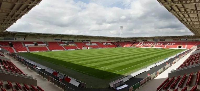Góc nhìn từ khán đài sân Eco-Power Stadium, thể hiện sự rộng lớn và hiện đại.