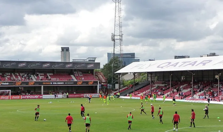 Góc nhìn từ khán đài sân Griffin Park, nơi người hâm mộ Brentford dõi theo từng pha bóng.