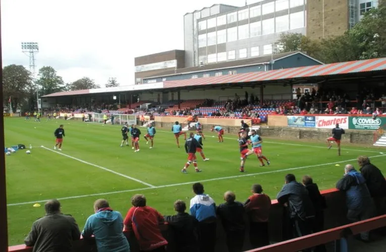 Góc nhìn từ khán đài sân Recreation Ground Aldershot, cảm nhận không khí trận đấu