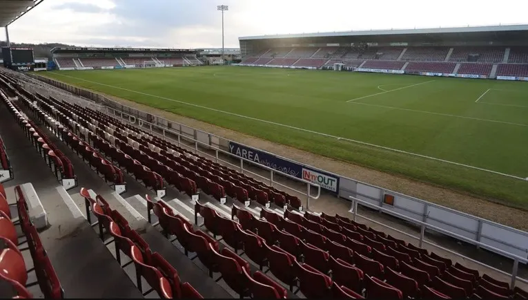 Góc nhìn từ khán đài Sixfields Stadium, nơi cảm xúc bóng đá thăng hoa