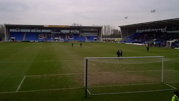 Góc nhìn từ khán đài South Stand tại sân vận động New Meadow.