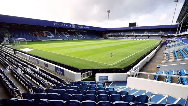 Góc nhìn từ khán đài xuống mặt sân Loftus Road rực rỡ dưới ánh đèn