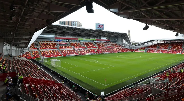 Góc nhìn từ khán đài xuống sân cỏ tại Gtech Community Stadium