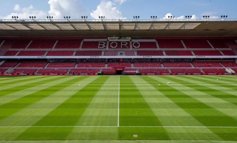 Góc nhìn từ khán đài xuống sân cỏ xanh mướt của Riverside Stadium, cảm nhận không khí trận đấu