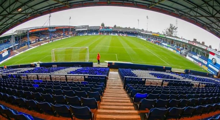 Góc nhìn từ khán đài xuống sân Kenilworth Road, mang lại trải nghiệm bóng đá chân thực cho cổ động viên
