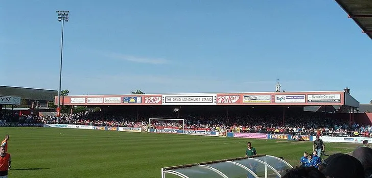 Góc nhìn từ khu vực huấn luyện viên hoặc băng ghế dự bị ra sân Bootham Crescent
