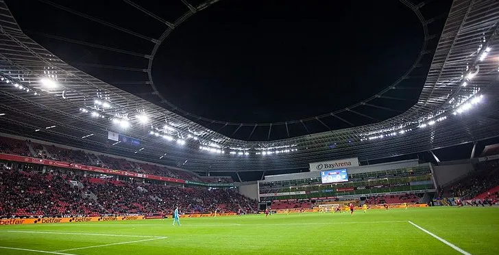 Góc nhìn từ mặt sân BayArena, nơi những trận đấu đỉnh cao diễn ra