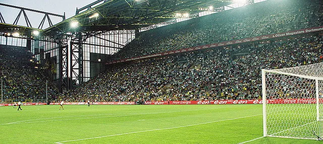 Góc nhìn từ mặt sân Signal Iduna Park hướng về các khán đài