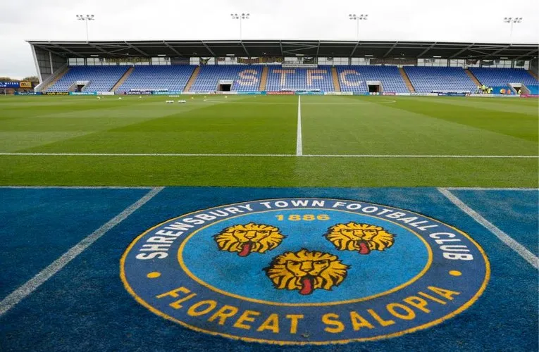 Góc nhìn từ sân cỏ Croud Meadow, sân nhà hiện đại của câu lạc bộ Shrewsbury Town.