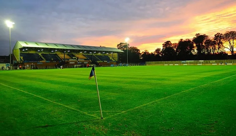 Góc sân The Walks huyền ảo dưới ánh đèn đêm, nơi diễn ra những pha bóng kịch tính của King's Lynn Town