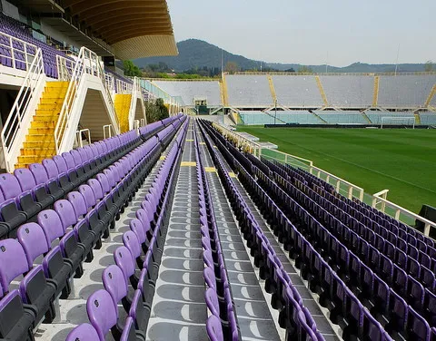 Hàng ghế khán giả tại Stadio Artemio Franchi, nơi hàng ngàn trái tim cùng hòa nhịp