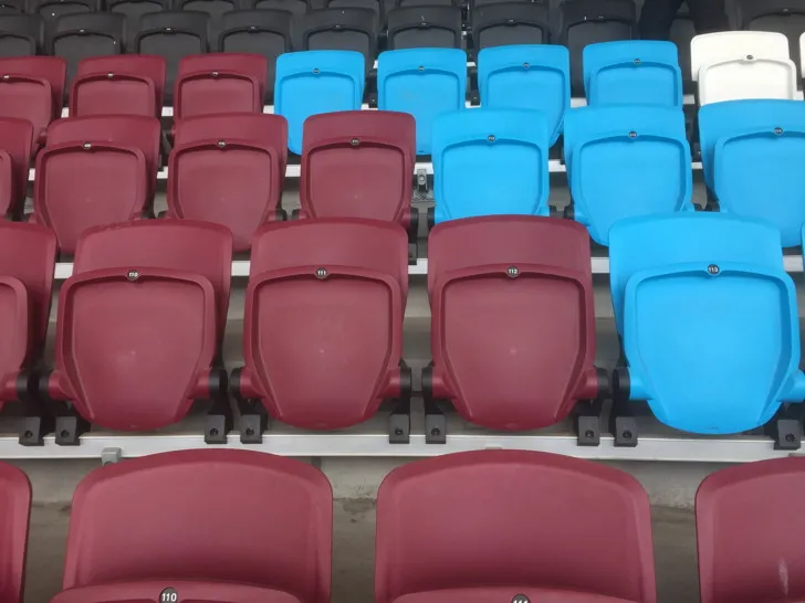 Hàng ghế ngồi màu hạt dẻ và xanh lam đặc trưng của West Ham United tại London Stadium