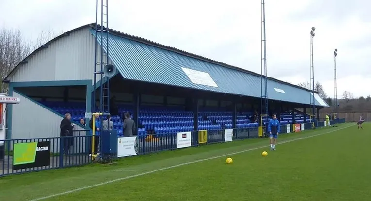 Hàng ghế trống trải dài tại Longmead Stadium trước trận đấu của Tonbridge Angels
