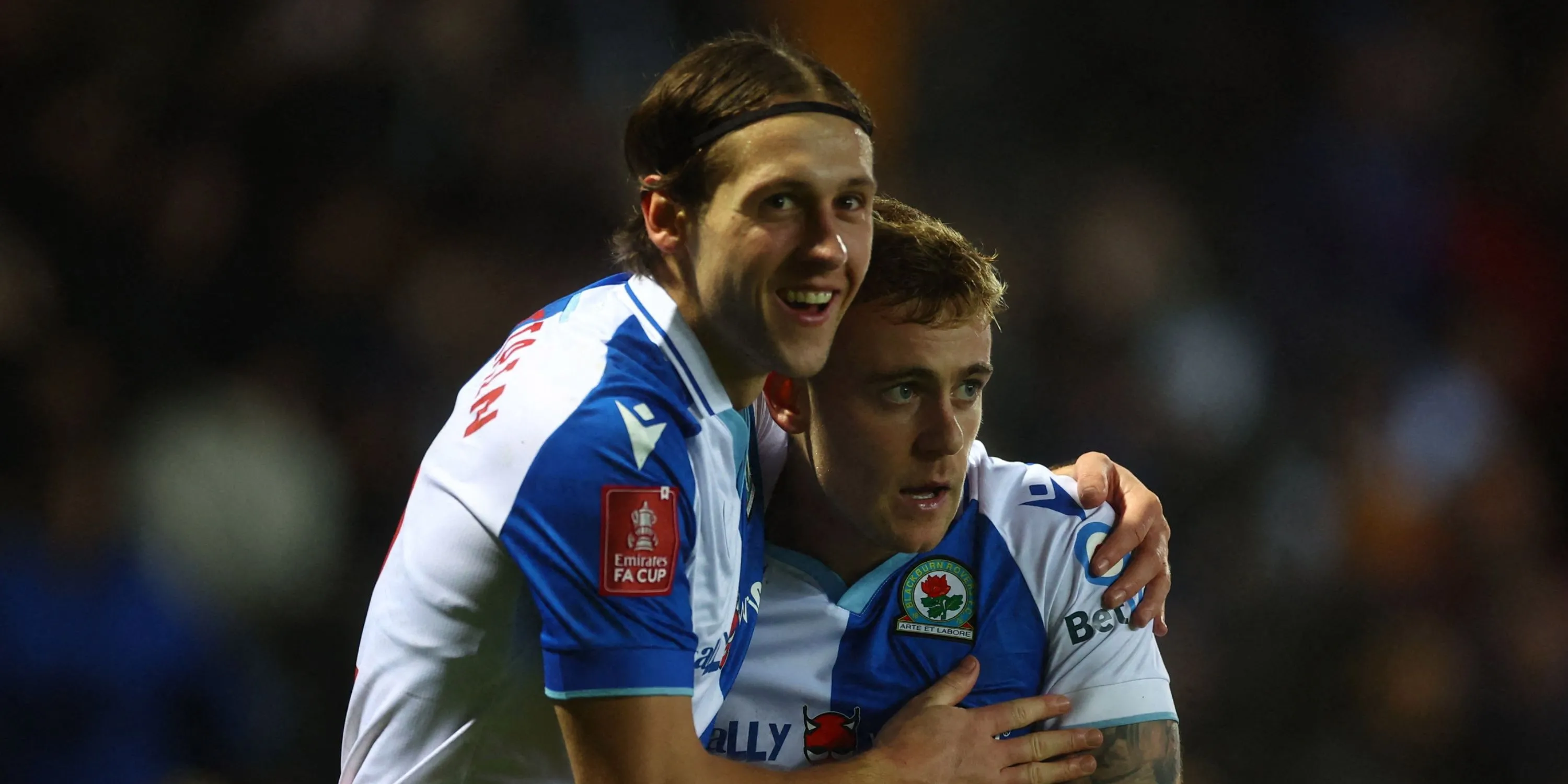 Hậu vệ Callum Brittain trong màu áo Blackburn Rovers trên sân cỏ