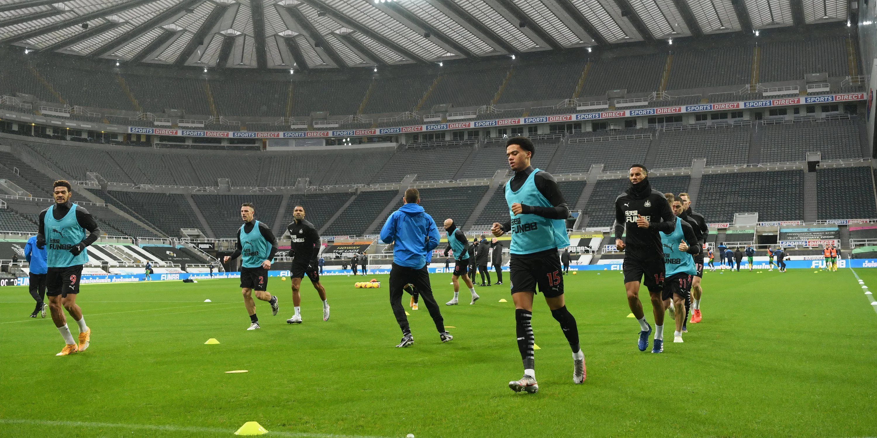 Hậu vệ Jamal Lewis trong màu áo Newcastle United thi đấu tại Premier League.