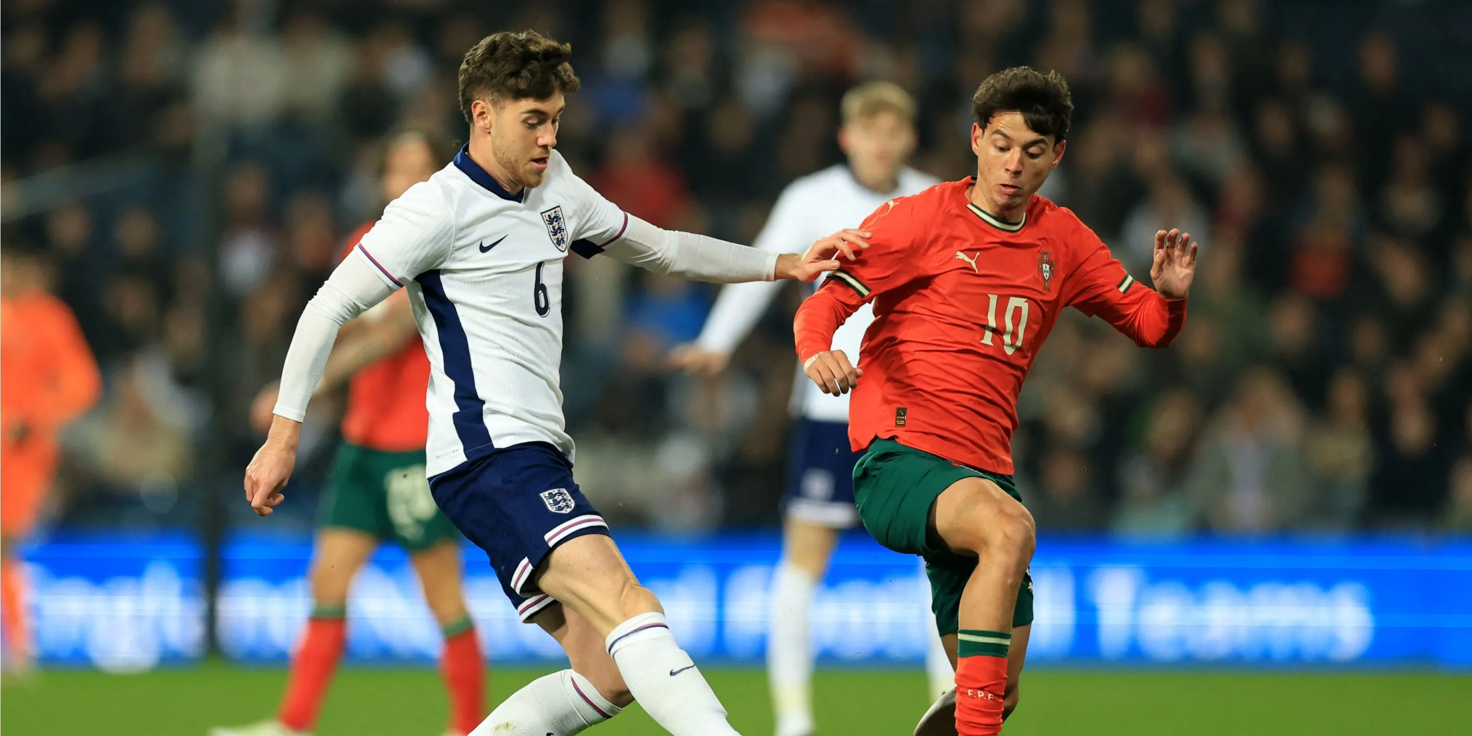 Hayden Hackney trong màu áo U21 Anh, mục tiêu chuyển nhượng của Crystal Palace