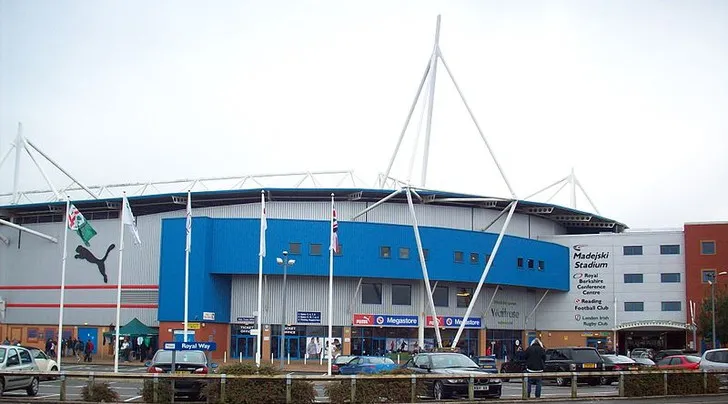 Hình ảnh bên ngoài sân Madejski với lối kiến trúc đặc trưng của sân nhà Reading FC
