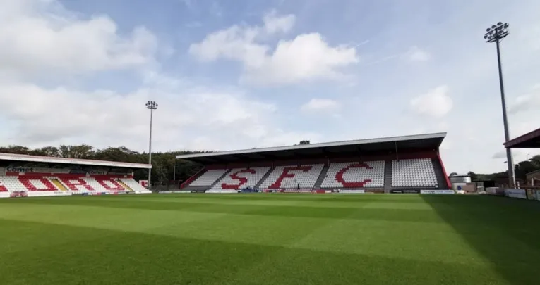 Hình ảnh cận cảnh các khán đài sân Broadhall Way, nơi người hâm mộ Stevenage FC cổ vũ