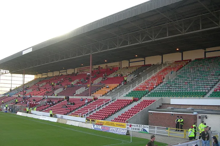 Hình ảnh cận cảnh khán đài Arkell's Stand tại sân vận động County Ground, Swindon