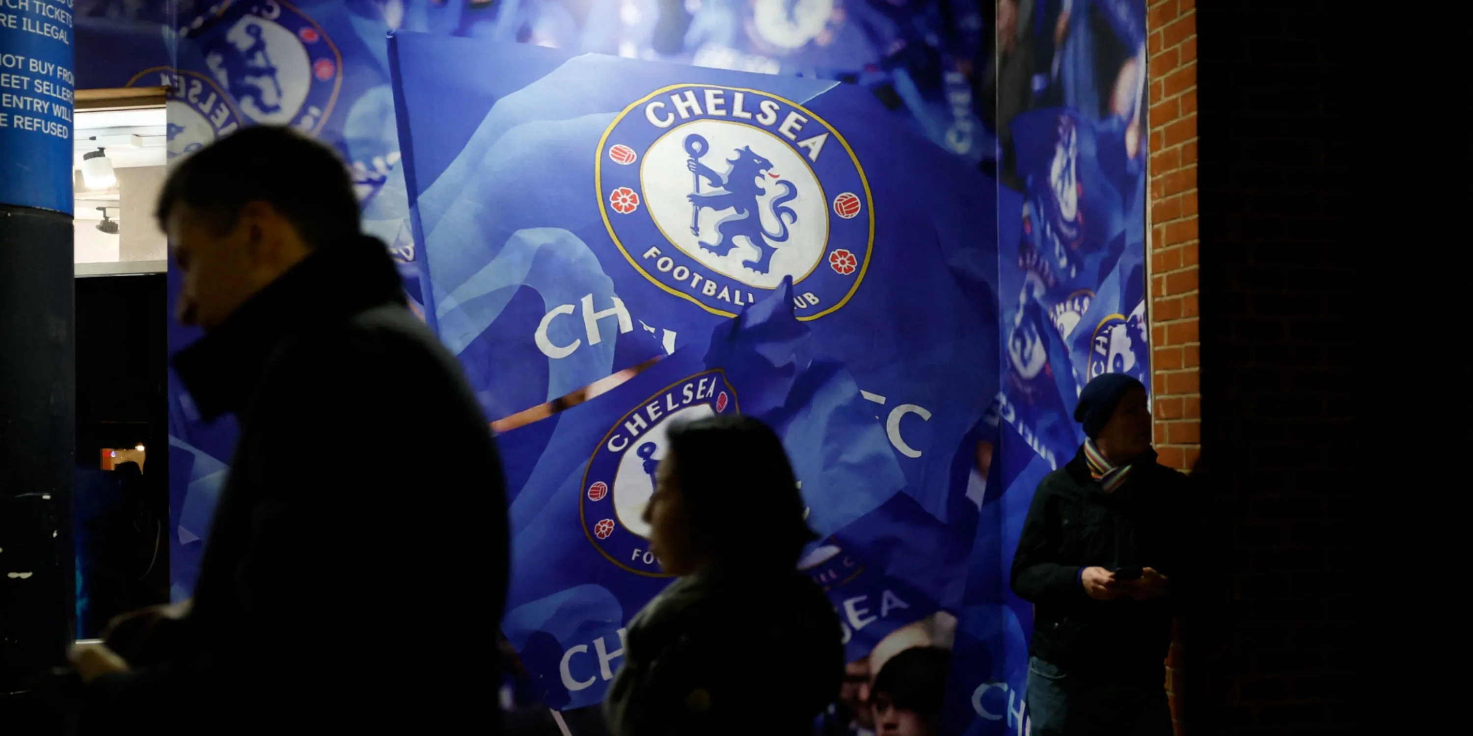 Hình ảnh cầu thủ Chelsea trong một trận đấu Premier League, minh họa áp lực tài chính của câu lạc bộ.