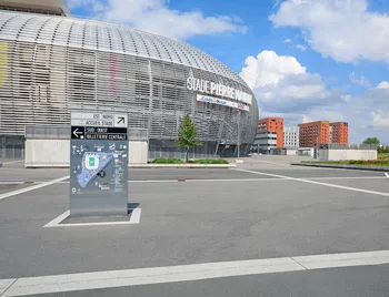 Hình ảnh chính của Stade Pierre-Mauroy nhìn từ bên ngoài với kiến trúc hiện đại