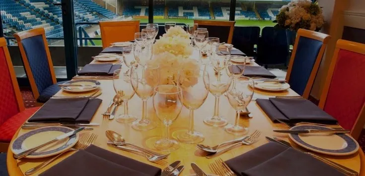 Hình ảnh không gian tiếp đón khách VIP tại 1893 Lounge của Priestfield Stadium, nơi mang lại trải nghiệm trận đấu đẳng cấp.