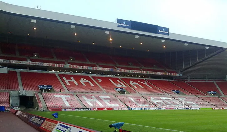Hình ảnh nội thất khu vực khán đài tại Stadium of Light với dòng chữ &quot;Ha'way the lads&quot; nổi bật