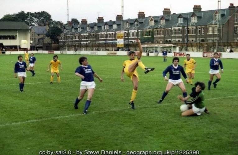 Hình ảnh trận đấu của Oxford City FC năm 1981, ghi lại khoảnh khắc lịch sử trên sân bóng.