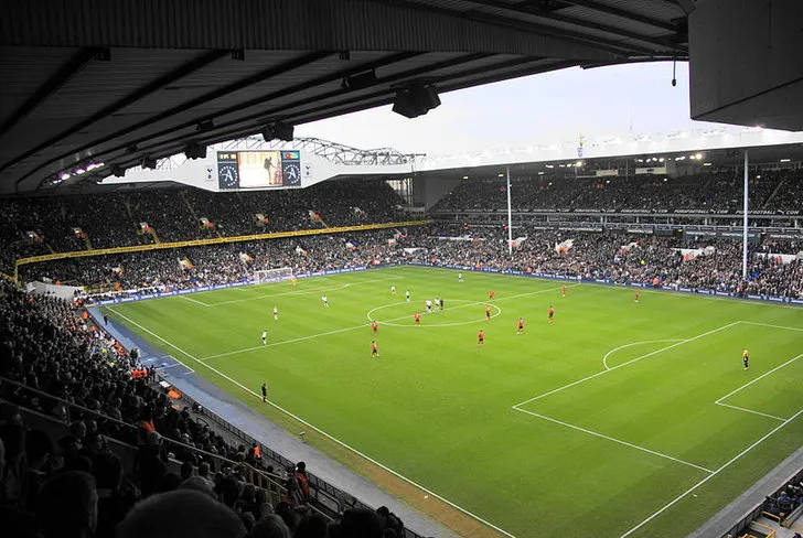 Hình ảnh trận đấu lịch sử giữa Tottenham và Blackburn Rovers tại sân White Hart Lane.
