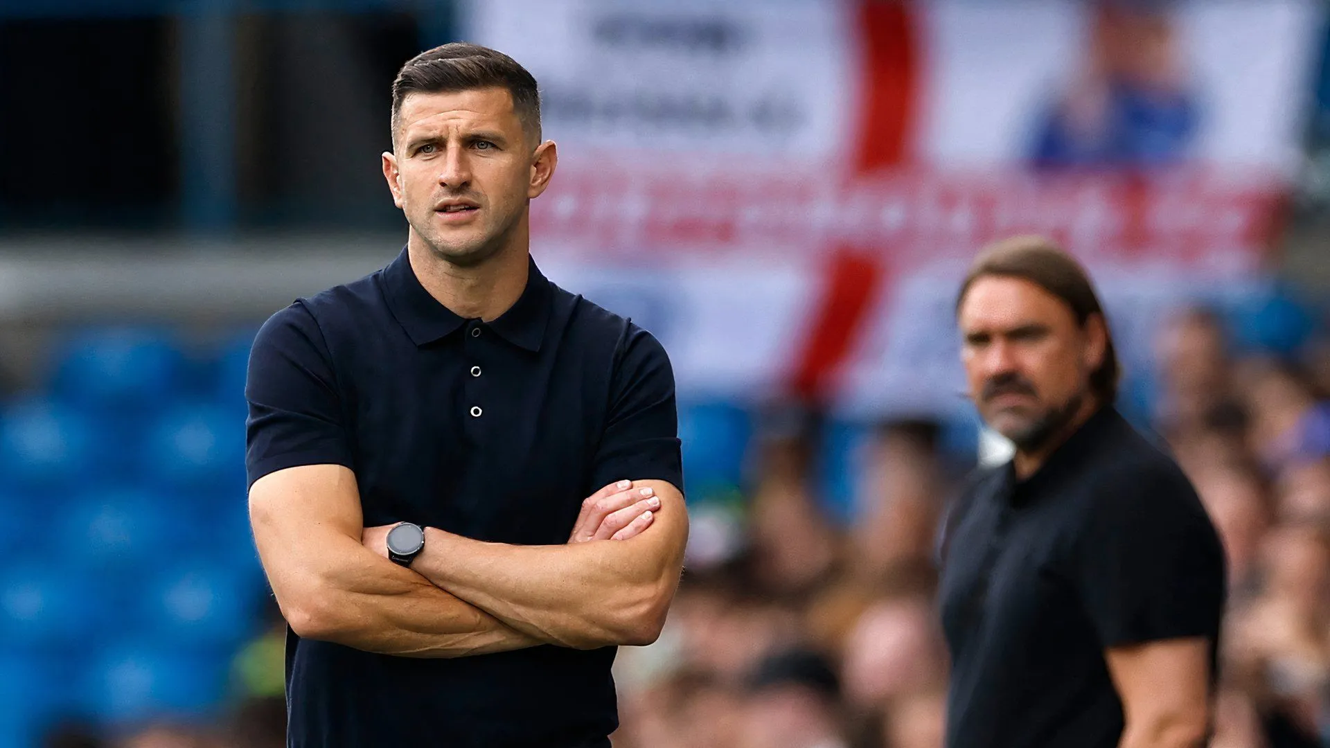 HLV John Mousinho của Portsmouth chỉ đạo trên sân