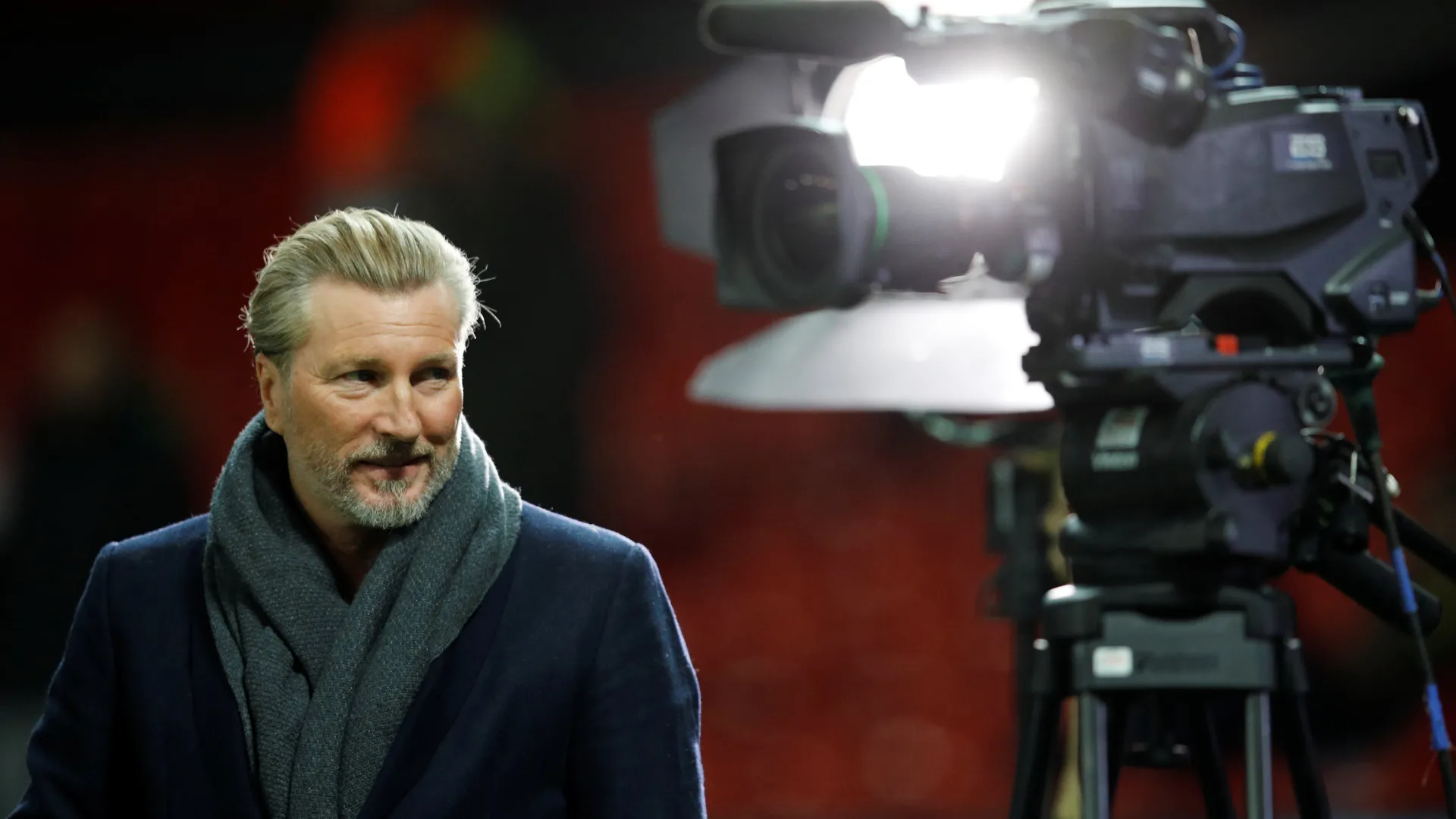 HLV Robbie Savage chỉ đạo trong trận đấu của Macclesfield FC
