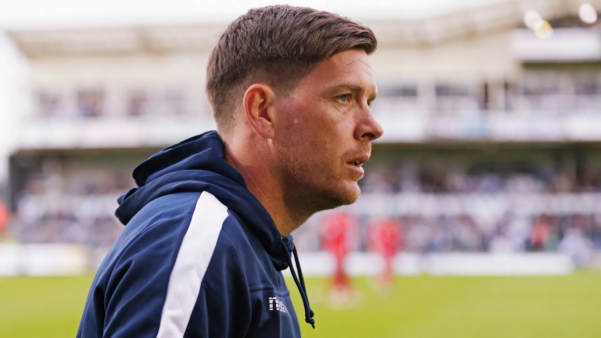 HLV trưởng Bristol Rovers Darrel Clarke phát biểu chỉ đạo