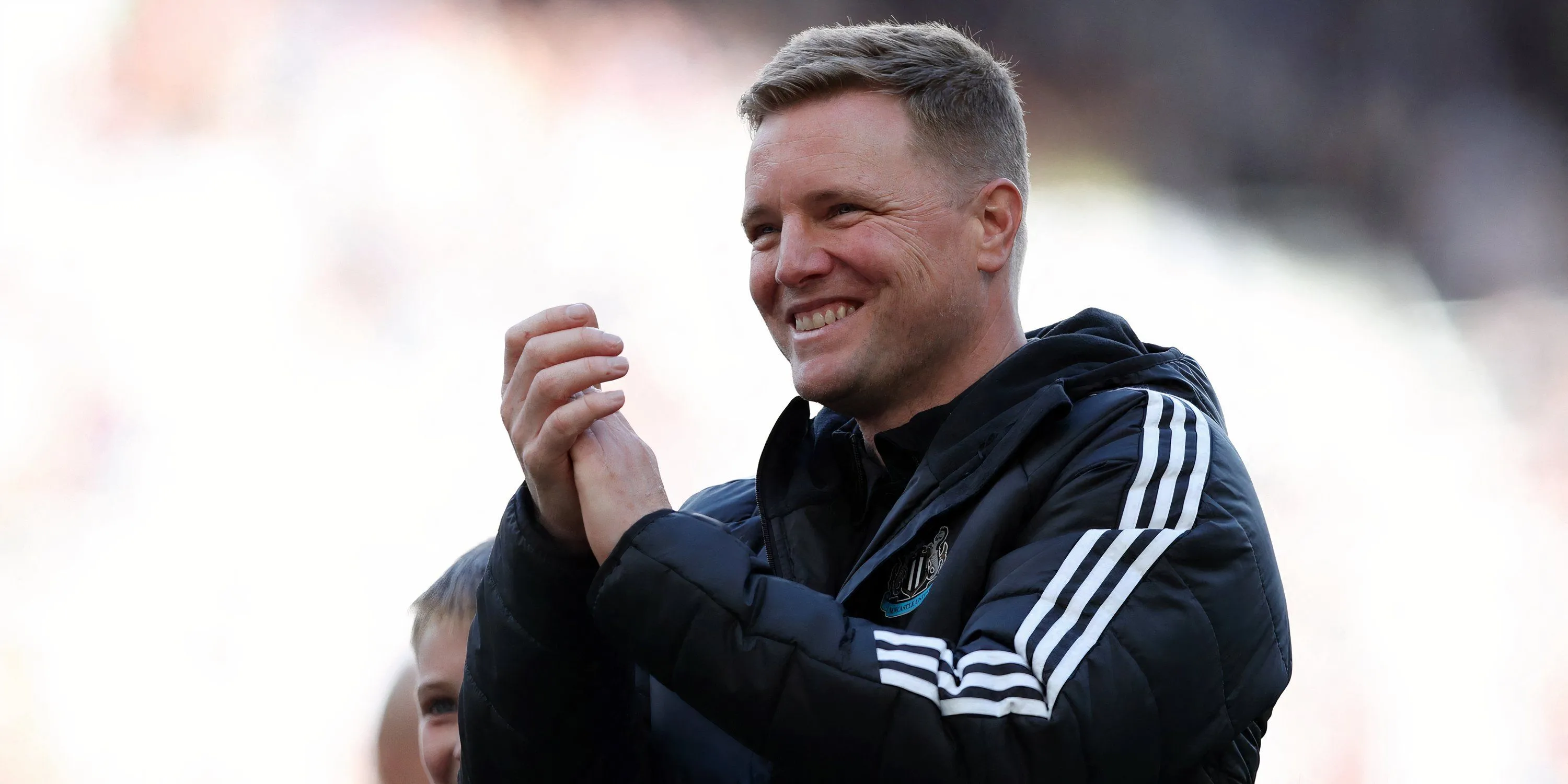 Huấn luyện viên Eddie Howe trên sân tập của Newcastle United