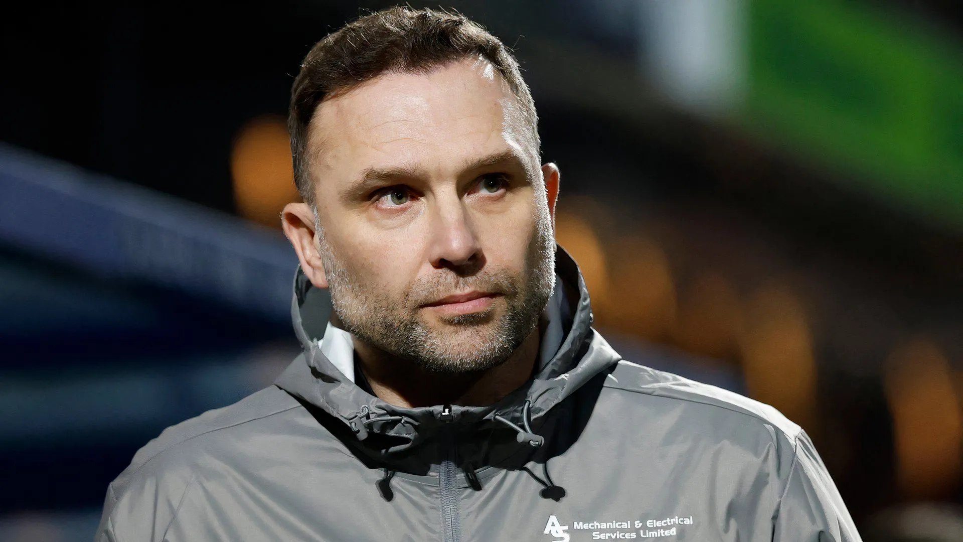 Huấn luyện viên John Eustace trên băng ghế chỉ đạo của Derby County