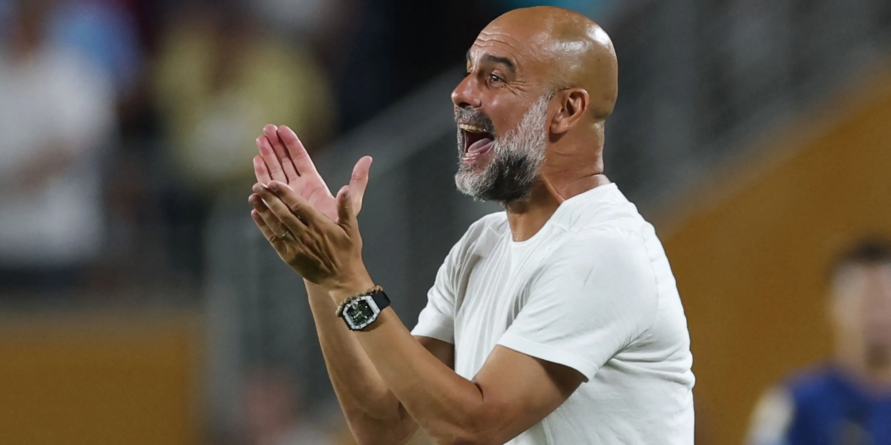Huấn luyện viên Pep Guardiola của Manchester City phản ứng trên sân