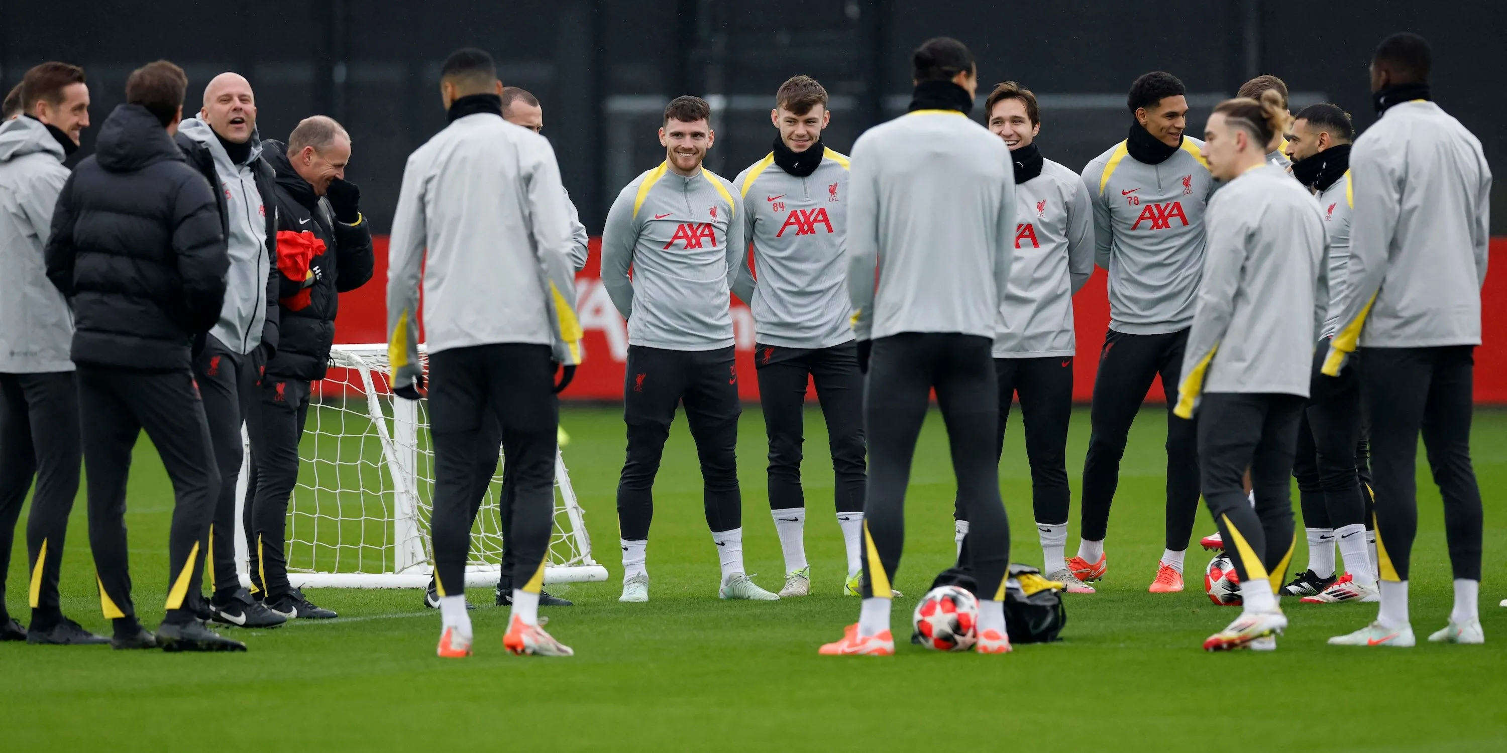 Huấn luyện viên trưởng Liverpool Arne Slot cùng các cầu thủ