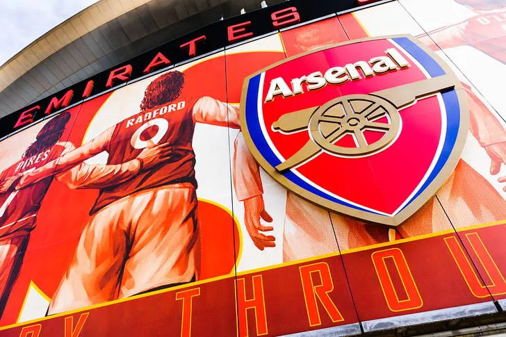 Huy hiệu câu lạc bộ Arsenal, niềm tự hào của hàng triệu người hâm mộ trên khắp thế giới.