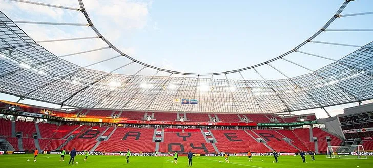 Khán đài BayArena hùng vĩ, chờ đợi những làn sóng cổ vũ từ người hâm mộ