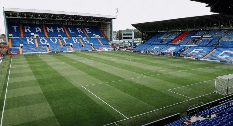 Khán đài Bebington Kop tại sân Prenton Park nhìn từ phía sân, mang đậm không khí bóng đá Anh truyền thống