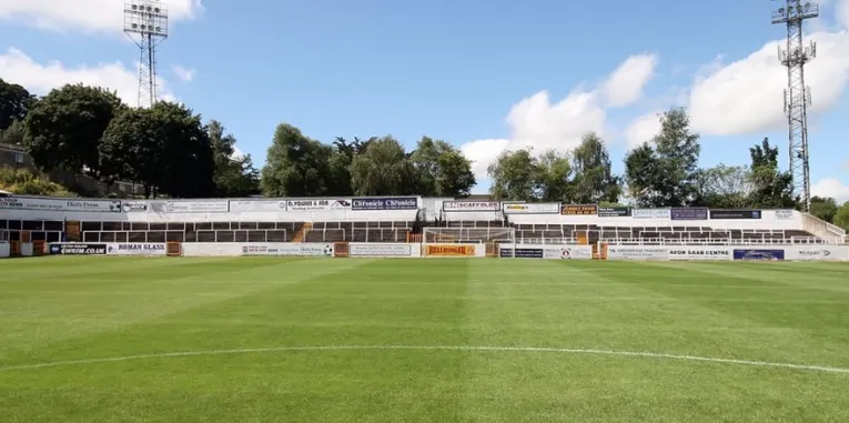 Khán đài Bristol End tại Twerton Park, khu vực dành cho các cổ động viên đội khách