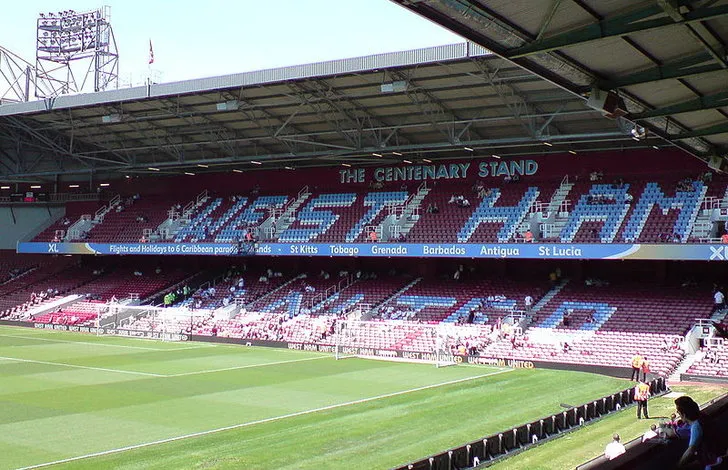 Khán đài Centenary Stand trước khi đổi tên thành Sir Trevor Brooking Stand tại Boleyn Ground