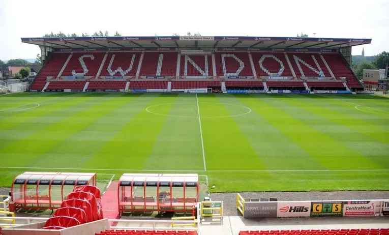 Khán đài chính Arkell's Stand tại sân County Ground, trung tâm của Swindon Town FC