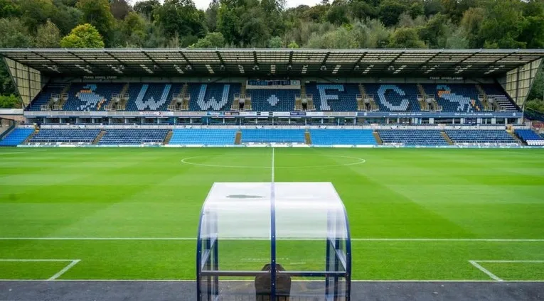 Khán đài chính của sân Adams Park, nơi diễn ra các trận đấu của Wycombe Wanderers