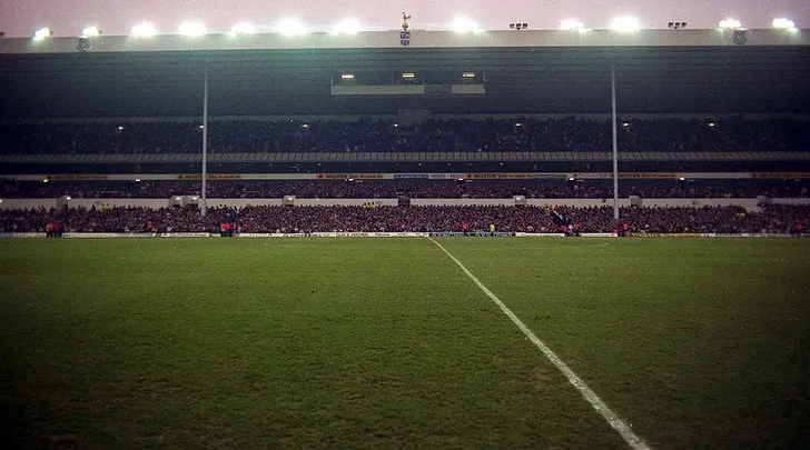 Khán đài chính của sân vận động Tottenham Hotspur vào năm 1991, một biểu tượng kiến trúc.