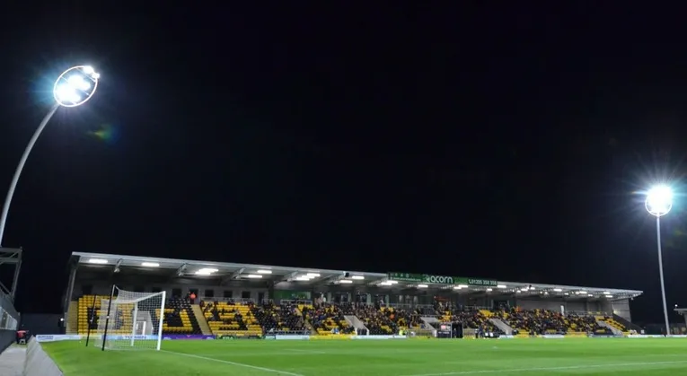 Khán đài chính hoành tráng tại sân Boston Community, nơi CĐV Boston United theo dõi trận đấu.