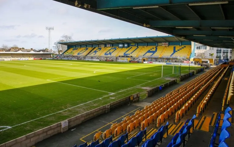Khán đài chính (Main Stand) của sân vận động Plainmoor, biểu tượng kiến trúc của Torquay United.